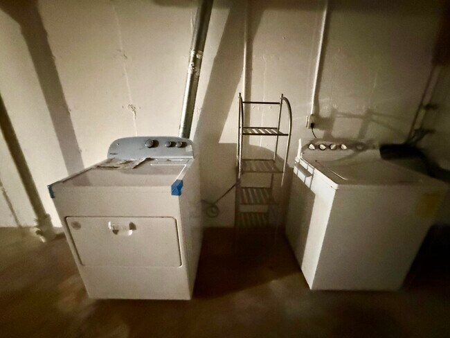 Building Photo - 3496 Burbank Dr