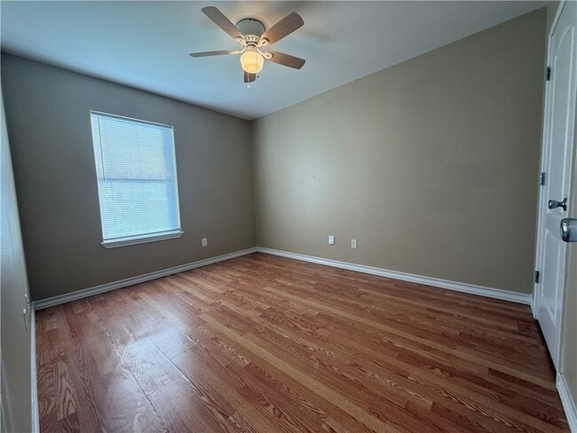 Building Photo - 512 Lakeside Dr