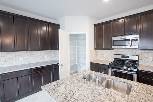 Building Photo - 12111 Parade Park Pl