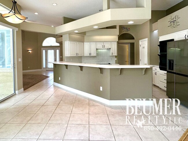 Building Photo - Tranquil Retreat on Naples Drive with Pool