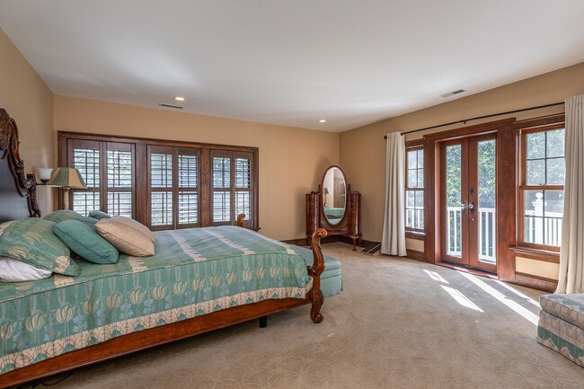 Building Photo - 267 Main St