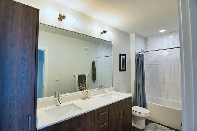 Building Photo - 2213 Poquito St