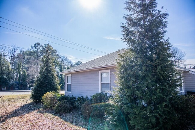 Building Photo - Located Near Regency Mall- A MUST See!