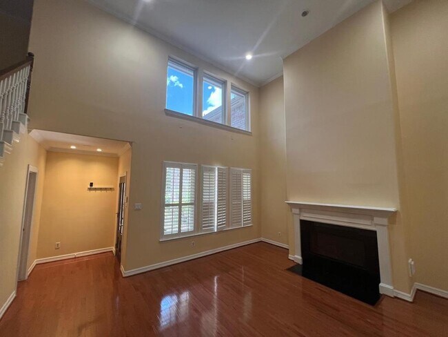Building Photo - 1155 Enclave Square E