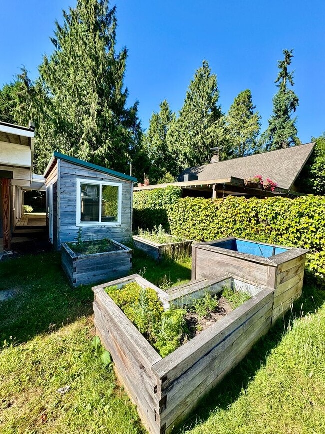 Building Photo - Mid-Century Gem near Meadowbrook Park!