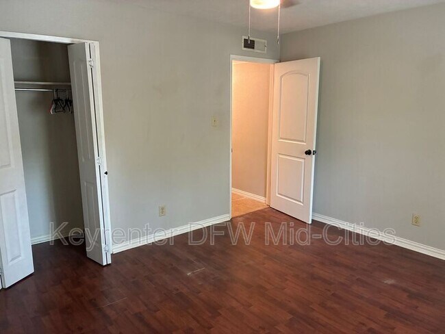 Building Photo - 3801 Hackberry Ln