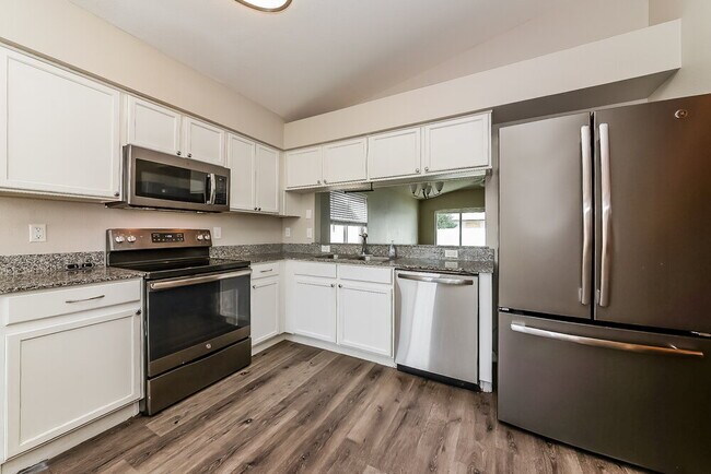 Building Photo - 11751 Lynmoor Dr