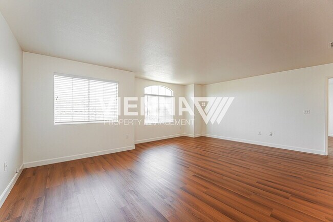 Building Photo - 493 Silverhorn Dr