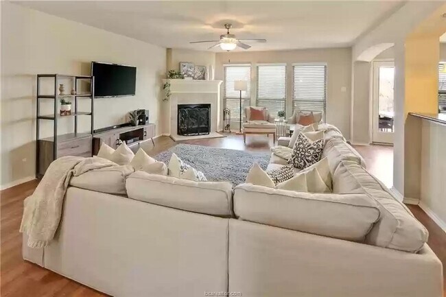 Building Photo - AVAILABLE AUGUST 2026 - Beautiful 3/2.5 Home in South College Station!