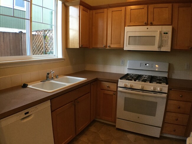 Building Photo - Charming Two Bedroom Town Home  $500 off F...