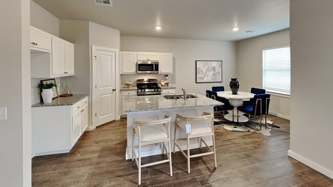 Building Photo - 3 Bedroom 2 Bathroom 2 Car Garage Home in ...