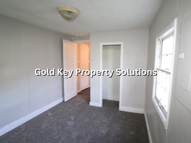 Building Photo - Meadowbrook 2 BR 1 BA House with 1-Car Gar...