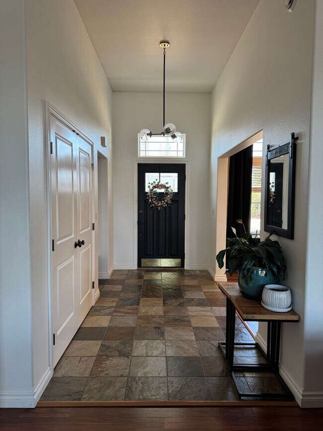 Building Photo - LONG TERM CUSTOM RANCH HOME