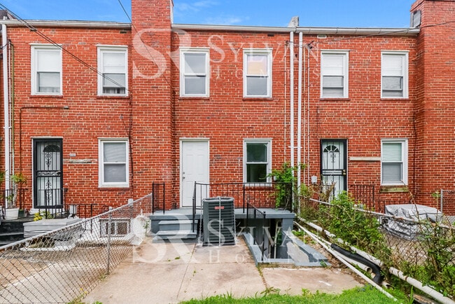 Building Photo - Enjoy low-maintenance living in this 2 bedroom, 1.5 bathroom townhome