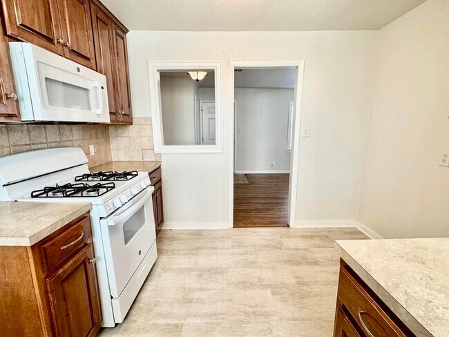 Building Photo - PROMO: Get HALF month’s rent free when you sign the lease TODAY! / 3 Bed, 1 Bath Home with Fenced...