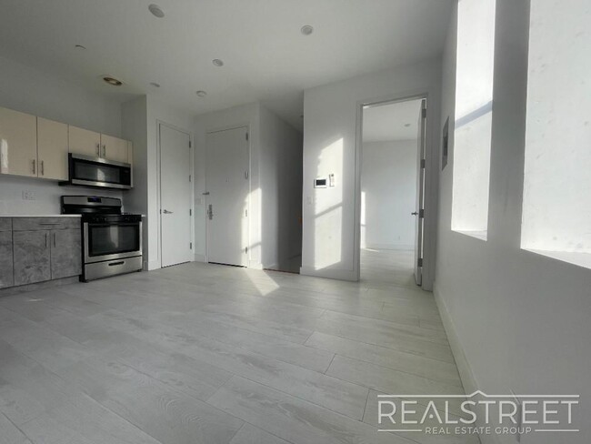 Building Photo - Stunning Brand New 2 Bed Duplex in Landmar...