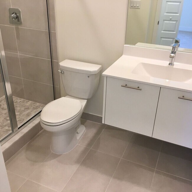 Building Photo - Great Condo unit in Doral