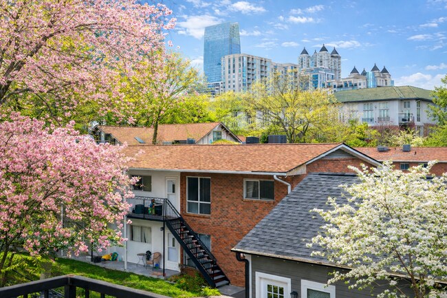 Building Photo - 2nd Floor 1BR/1BA + PORCH - Midtown Garden District