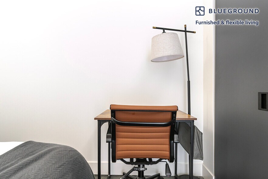 Building Photo - 2061 N Southport Ave