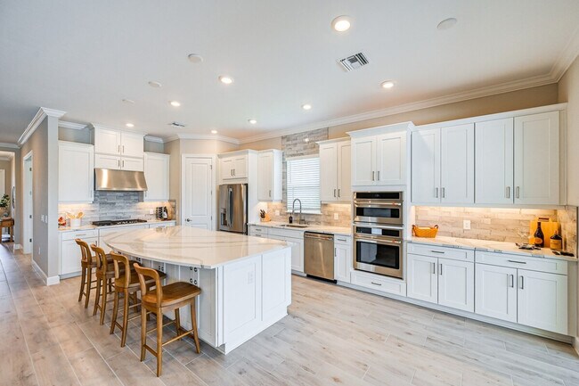 Building Photo - 15140 Pescara St