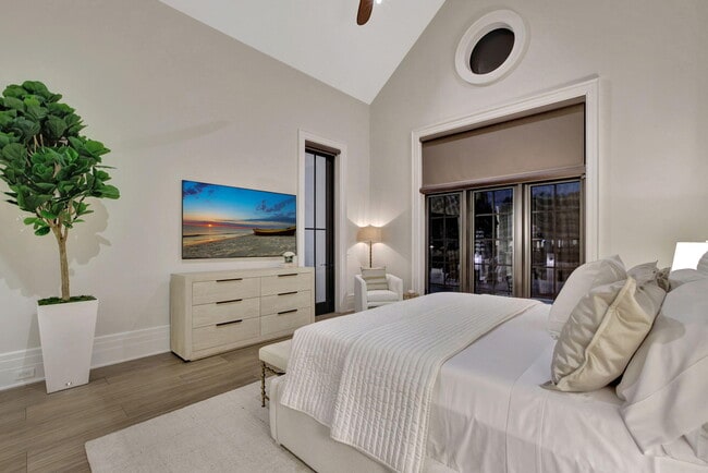 Building Photo - 400 Mola Ave