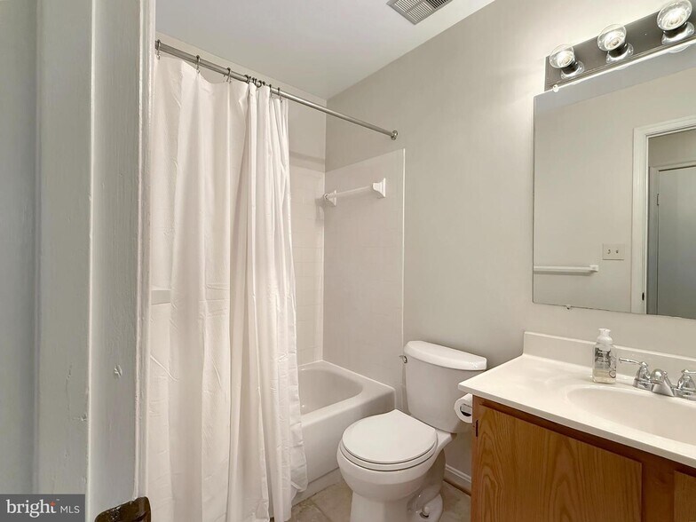 Building Photo - 18016 Golden Spring Ct