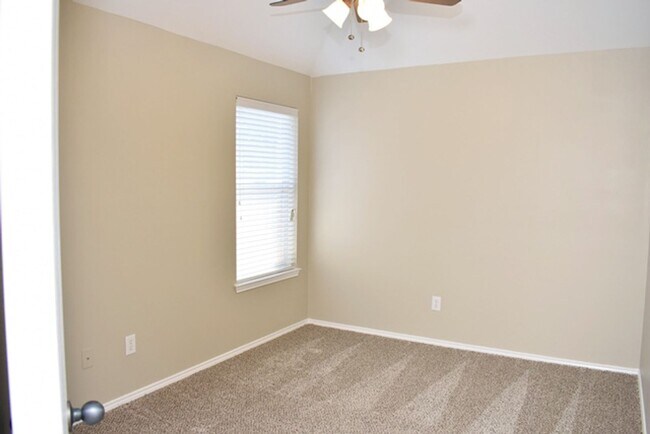 Building Photo - Beautiful 3-2-2 in desirable area of Fort ...