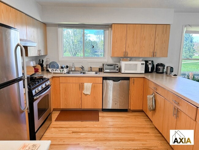 Building Photo - Spacious Home Right on the Park!