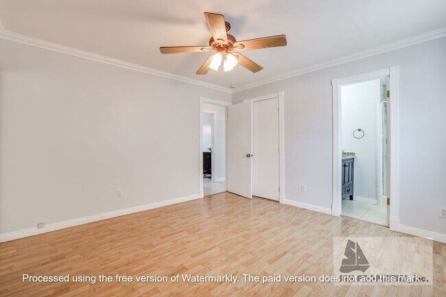 Building Photo - Lovely Condo on 2nd block in Downtown Hunt...