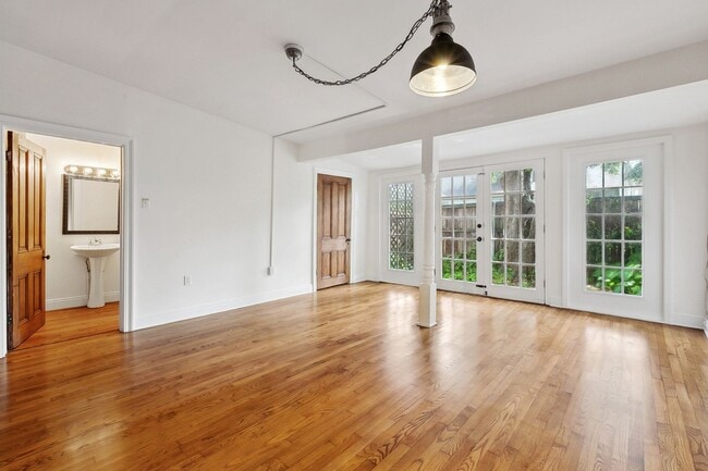 Building Photo - Precious Marigny Cottage! Must See!