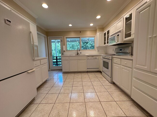Building Photo - Fabulous LAH home, close town location, sp...