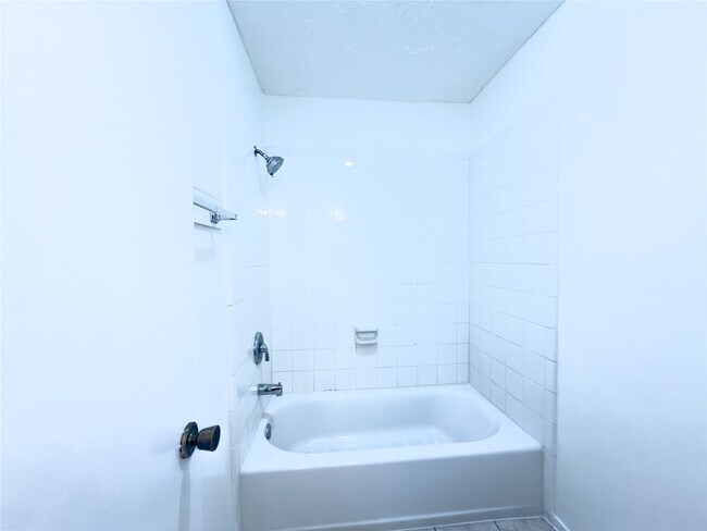 Building Photo - 13610 Piney Oaks Dr