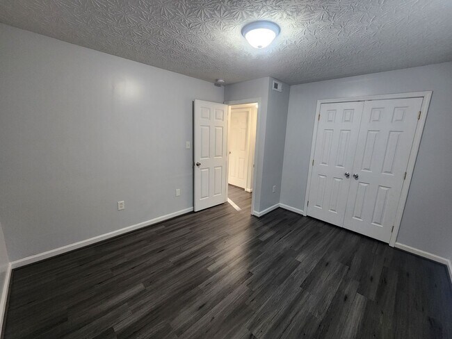 Building Photo - Spacious 2 bedroom 2 full bath 1st floor a...