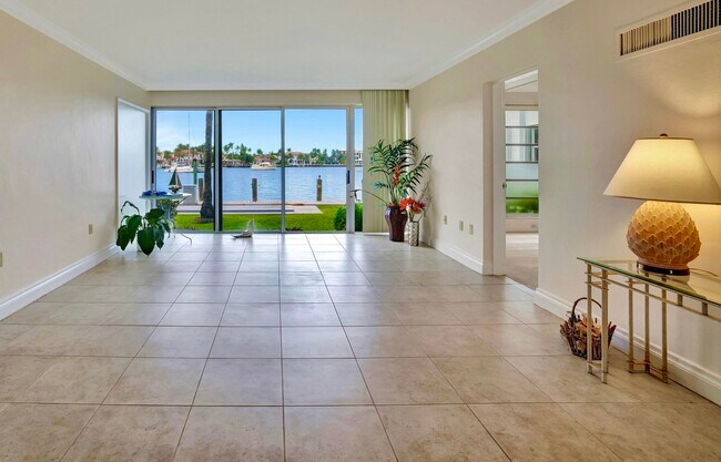 Building Photo - 2727 Yacht Club Blvd