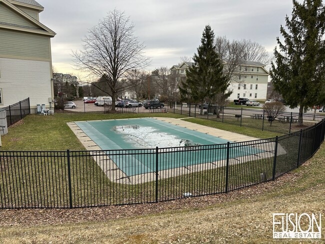 Building Photo - 2 bedroom condo Heat Included and Pool!