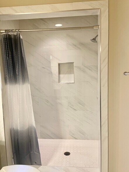 Building Photo - 3414 N River Rd