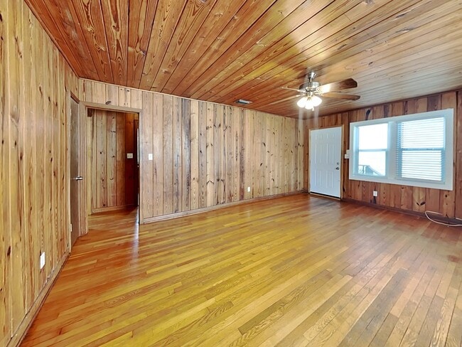 Building Photo - 1740 N Shore Terrace