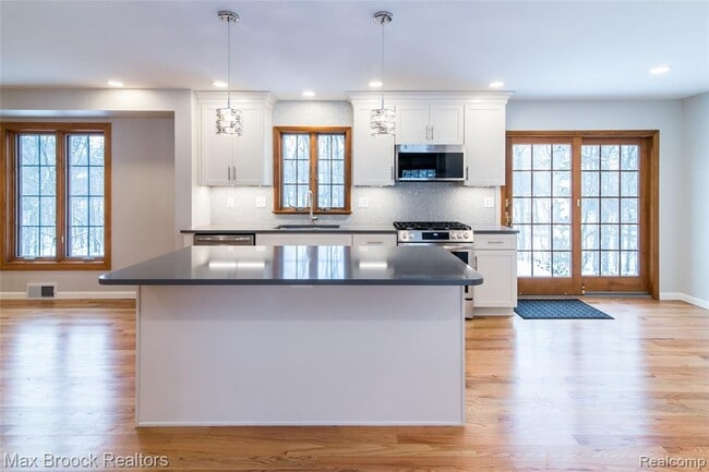 Building Photo - 31419 Sleepy Hollow Ln