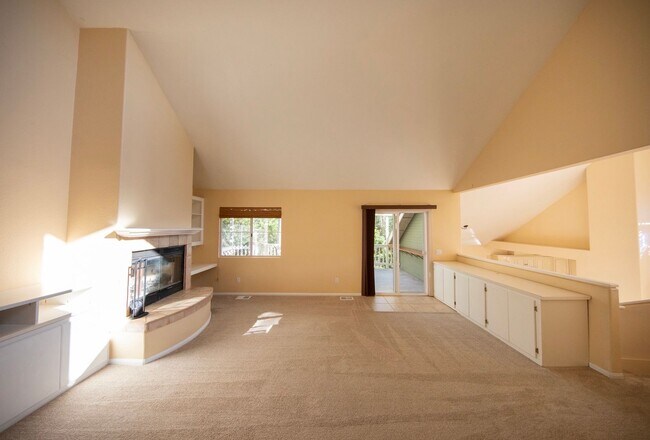 Building Photo - 3 Bedroom + Loft + Office Oceanside Home