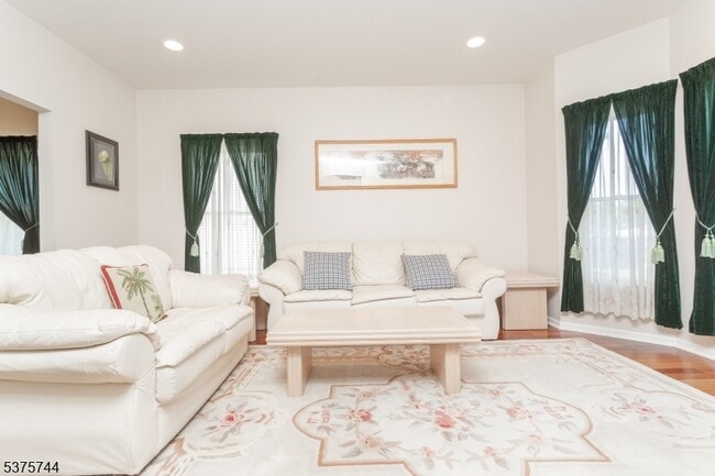 Building Photo - 35 Leah Way