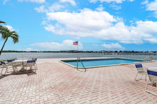 Building Photo - 1820 New Palm Way