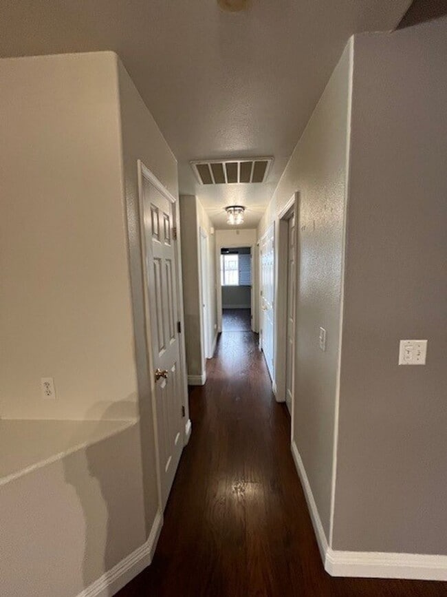 Building Photo - 402 N Amador St