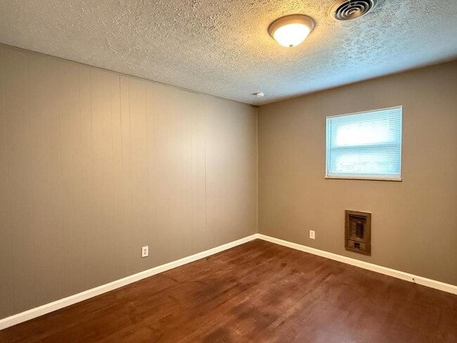 Building Photo - 103 York Dr