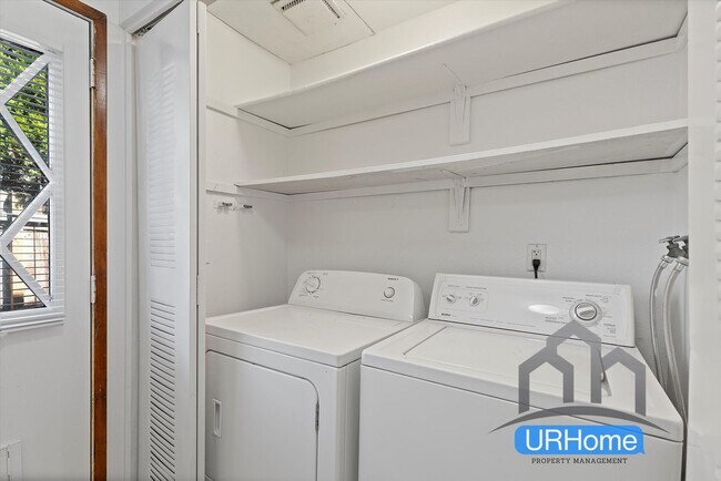Building Photo - First Month FREE! Spacious 2BD/1.5BA Townhome in SE Portland - Move-In Ready