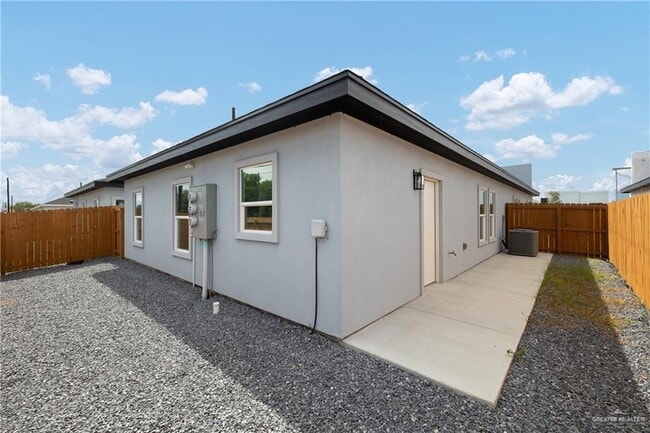 Building Photo - 11 Deluxe St