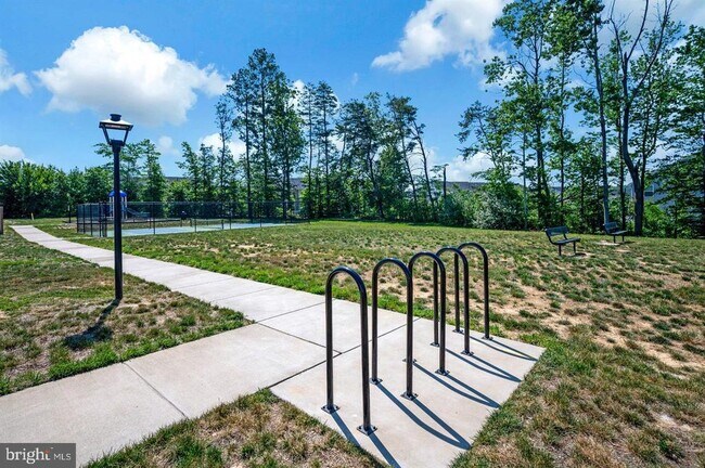 Building Photo - 402 Honeyberry Ln
