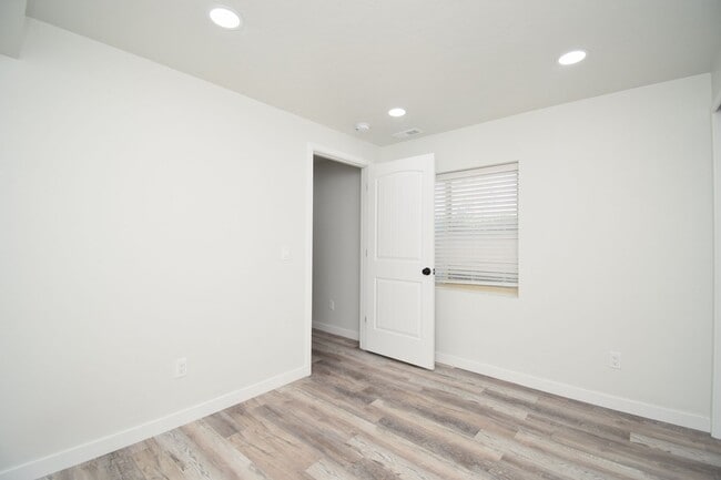 Building Photo - Newly Remodeled Magna Gem with New Appliances & Easy Freeway Access!!