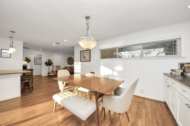 Building Photo - 411 Venice St