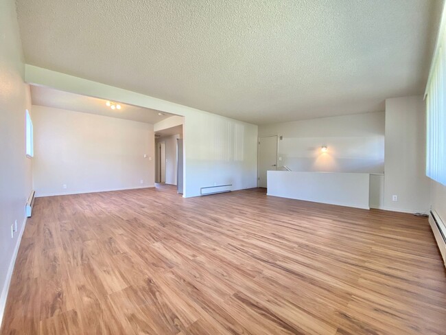 Building Photo - Amazing large 2-bedroom 1 bathroom Apartme...