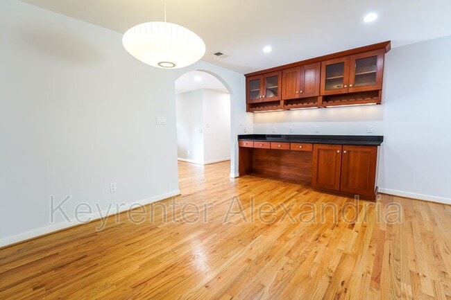 Building Photo - 906 Neal Dr